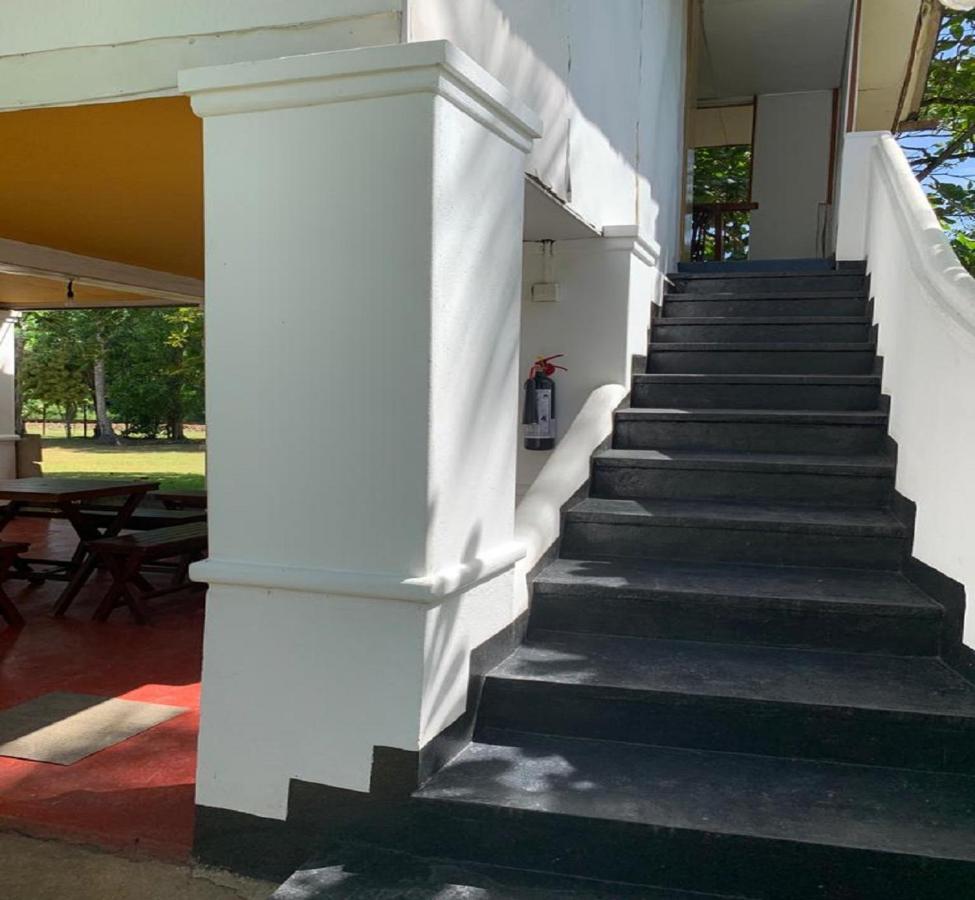 Palm Beach Inn&Sea Shells Cabanas Bentota Bagian luar foto